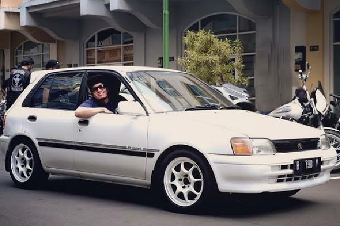 <p>Desta dengan koleksi mobilnya (Foto/Instagram/desta80) </p>