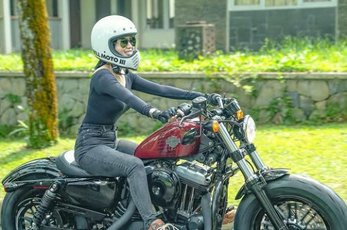 <p>Bagi Wika;mengendarai motor, dia merasa memiliki kontrol dan kebebasan penuh di jalan raya (Foto/Instagram/Wika Salim) </p>
