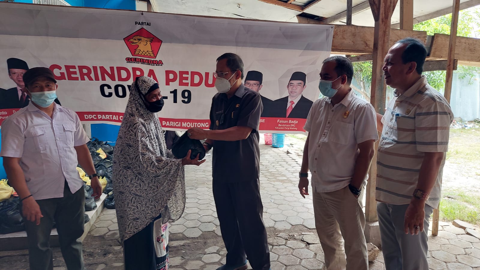 <p>Foto: Pembagian sembako kepada warga saat pelaksanaan vaksinasi covid19 di DPC Gerindra Parigi Moutong.<br />
DPC Partai Gerindra Gelar Vaksinasi dan Bagi Sembako ke 200 Warga.</p>
