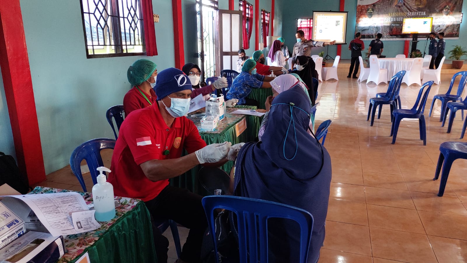 <p>Polda Sulteng Gelar Vaksinasi Serentak di Parimo</p>
