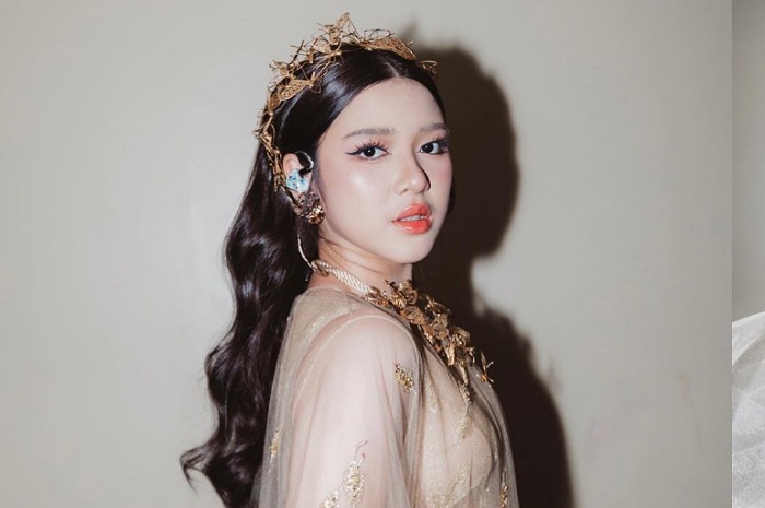 <p>Ket Foto: Tiara Andini menjadi sorotan netizen karena datang ke acara lamaran Rizky Febian dan Mahalini seorang diri tanpa Alshad Ahmad (Foto/Instagram/@tiaraandini) </p>
