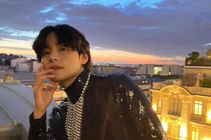 <p>Ket Foto: Taehyung BTS dan Jennie blackpink terciduk sedang berpegangan tangan saat jalan-jalan di Paris (Foto/Instagram/@thv) </p>
