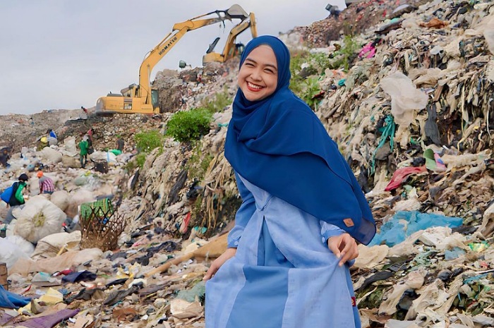 <p>Ket Foto: Ria Ricis berselfie di lokasi tempat pembuangan sampah dengan senang dan menjadi sorotan netizen (Foto/Instagram/@riaricis1795) </p>
