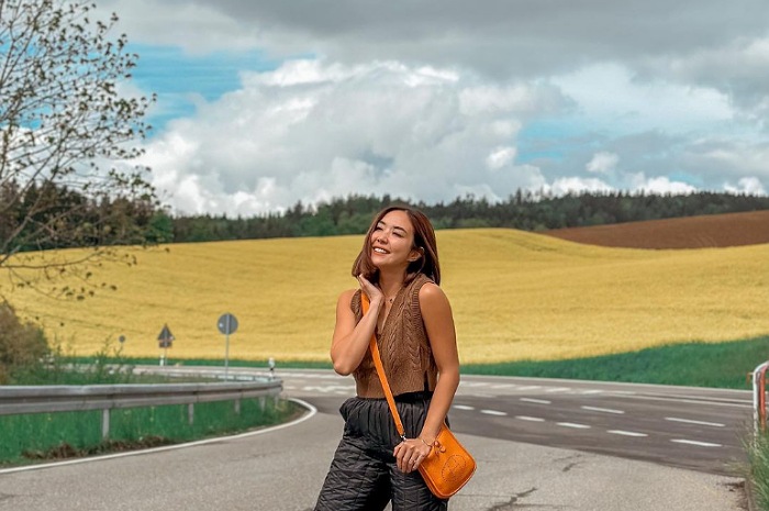 <p>Ket Foto: Giselle Anastasia menyumbang lagu di resepsi pernikahan Jessica Mila dan Yakub Hasibuan (Foto/Instagram/@gisel_la) </p>
