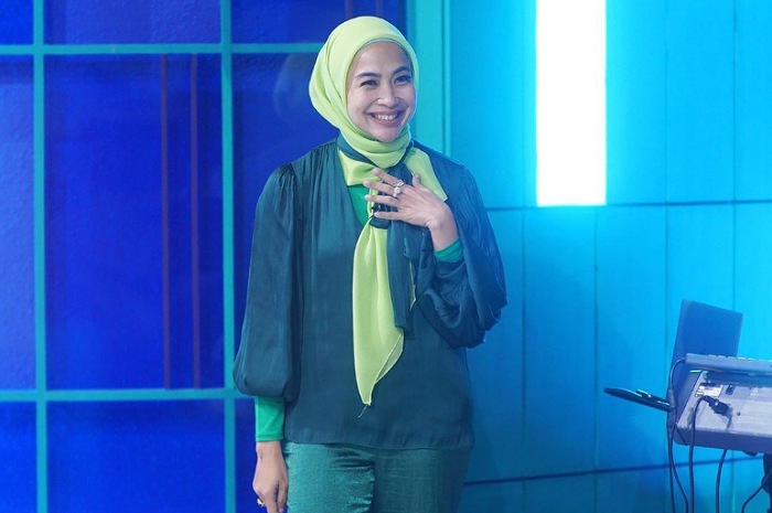 <p>Ket Foto: Feni Rose mengenakan hijab saat setelah jalani umrah sehingga hatinya bergetar (Foto/Instagram/@fenirose) </p>
