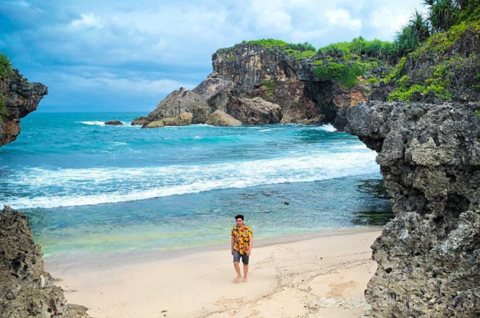 <p>Ket foto: Menikmati keindahan wisata Pantai Krakal Yogyakarta, bikin susah move on (Foto/Instagram/mmaulans)</p>
