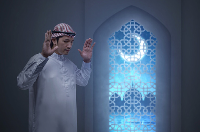 <p>Ket Foto: Ilustrasi foto seseorang yang sedang sholat (Foto/Pixabay/Sembayang)</p>