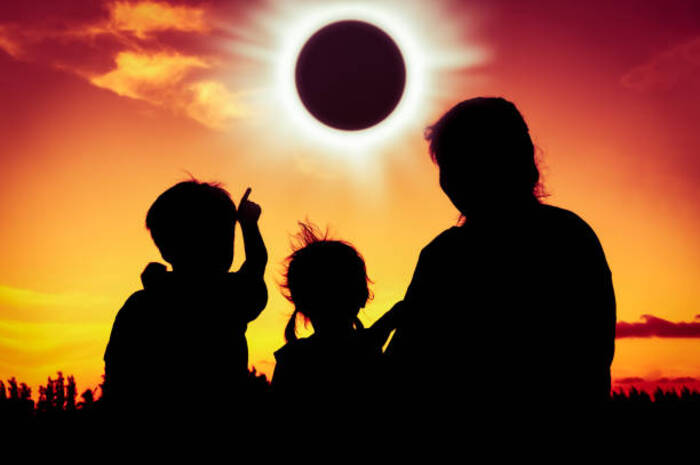 <p>Ket Foto: Ilustrasi foto seseorang yang melihat gerhana matahari (Foto/Pixabay/Gerhana matahari)	</p>
