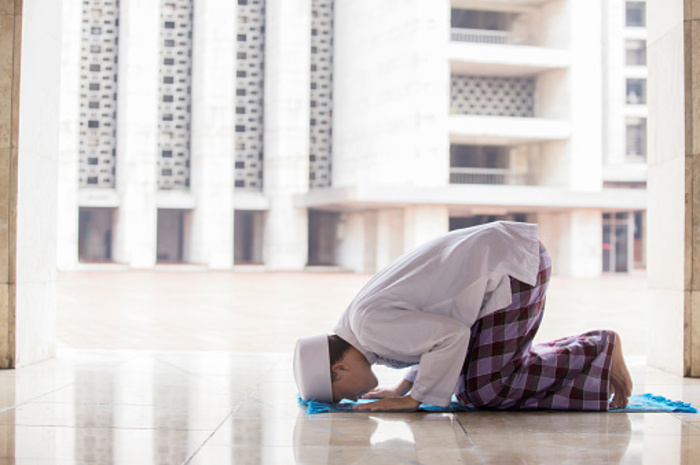 <p>Ket Foto: Ilustrasi foto seseorang sedang bersujud (Foto/Pixabay/Sembayang)</p>
