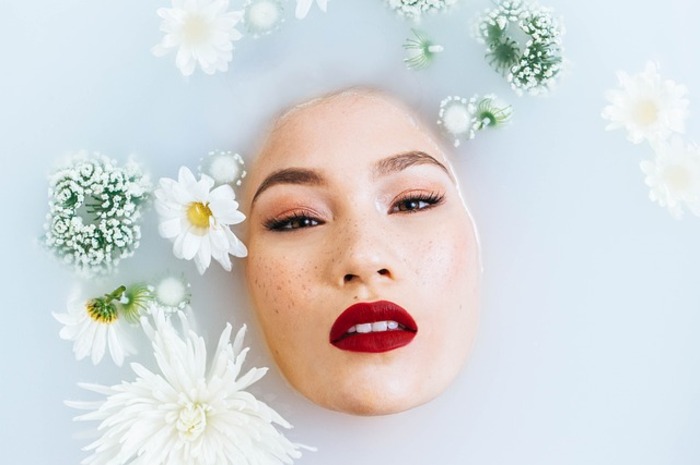 Ket Foto: Ilustrasi foto seseorang yang sedang berendam di susu (Foto/Pixabay/Susu)