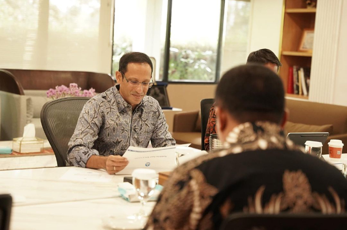 <p>Ket. Foto : Nadiem Makarim Sampaikan Pidato untuk Peringati Hari Guru Nasional<br />
(Foto/Instagram/@nadiemmakarim)</p>
