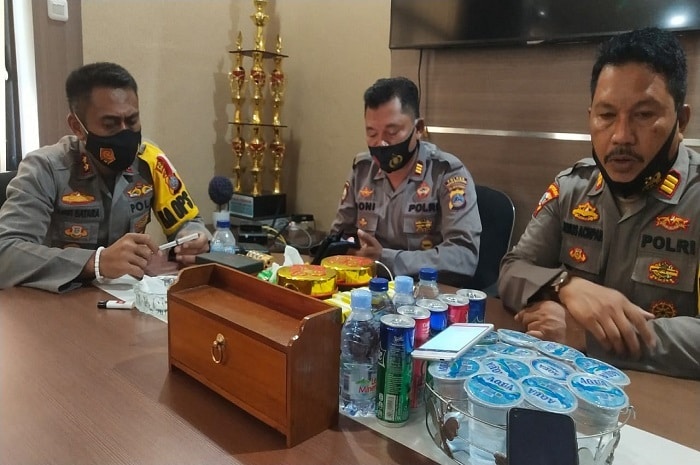 <p>Foto: Kapolres bersama Kasat Sabhara dan Kabag Ops Polres Parimo, di Mako Polres Parimo, Senin 11 Januari 2021.</p>

