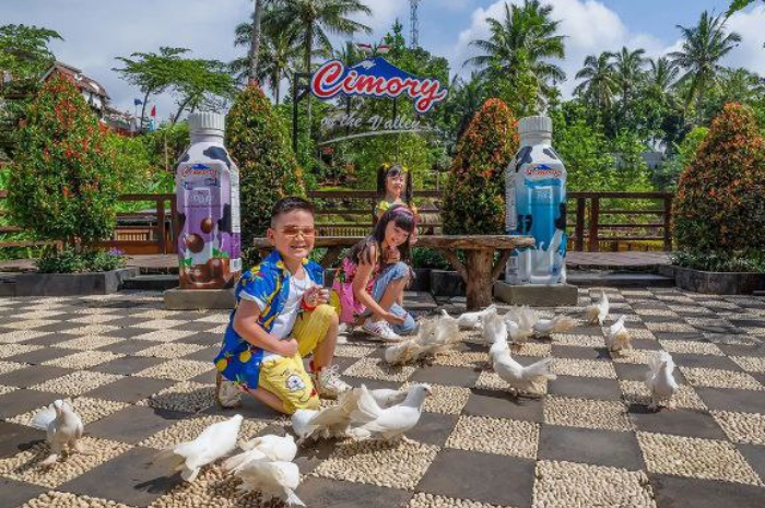 <p>Ket foto: Cimory On The Valley Semarang merupakan wisata yang ramah untuk anak-anak (Foto/Instagram/@dairyland.onthevalley)</p>
