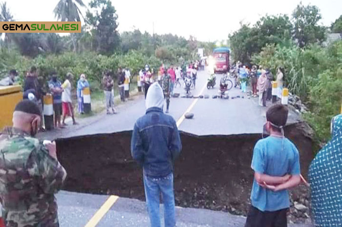 <p>Jalan Trans Palu-Poso Amblas. (Foto: berita morut)</p>

