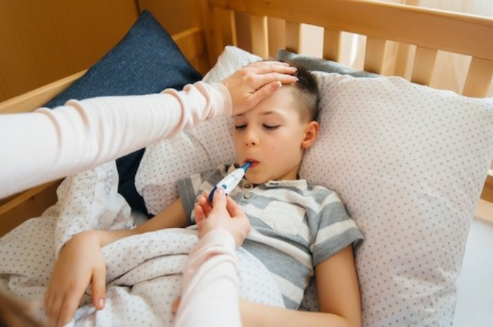 <p>Ket Foto: Jangan panik jika anak demam, pilih kompres air hangat atau dingin (Foto/Freepic)</p>
