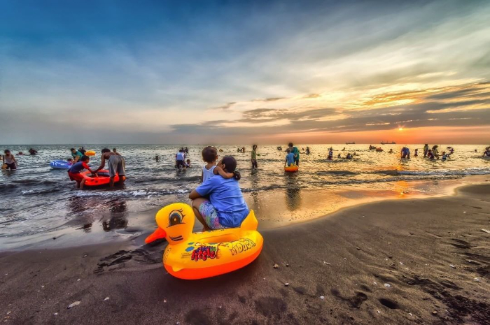 <p>Ket foto: Bersantai di atas ban menikmati keindahan Pantai Ngebum Kendal (Foto/Instagram/ghofurmoto)</p>

