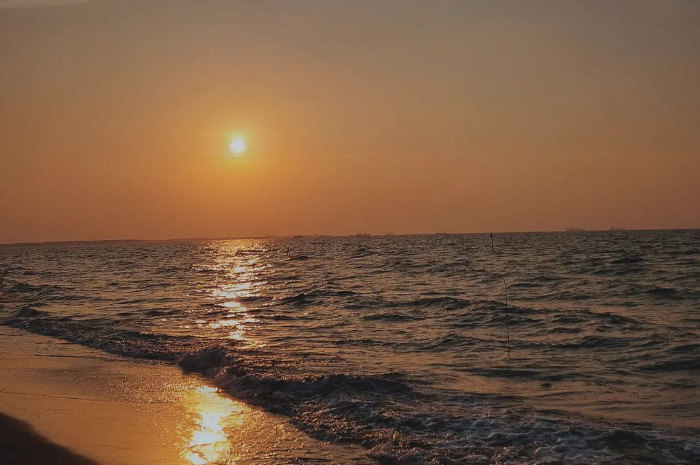 <p>Ket foto: Rekomendasi wisata di Semarang untuk mengisi libur Lebaran, yuk main ke Pantai Tirang! (Foto/Instagram/@bgdr.___)</p>
