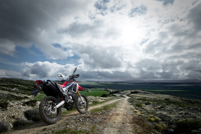 <p>Ket Foto: Honda CRF250 Rally yang cocok digunakan untuk menjelajahi alam (Foto/Twitter/welovehonda)</p>
