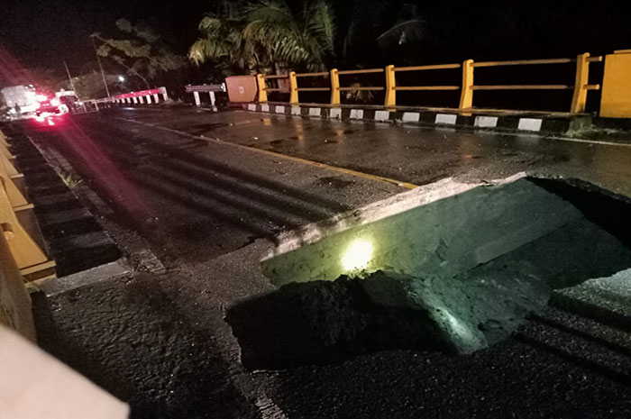 <p>Jembatan Penghubung Palu Poso di Desa Suli Parigi Moutong Jebol, Jumat 19 Juni 2020 (Foto: Ist)</p>
