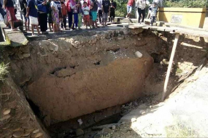 <p>Jembatan Sungai Motou Sigi Terputus, (Foto: Antara)</p>
