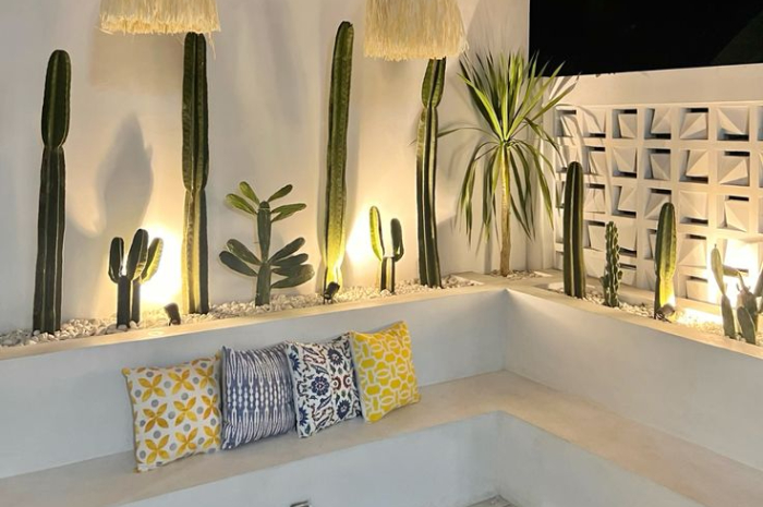 Ket Foto: Contoh Desain Teras dengan Menambahkan Tempat Duduk dari Semen untuk Estetika (Foto/Pinterest @pitty)