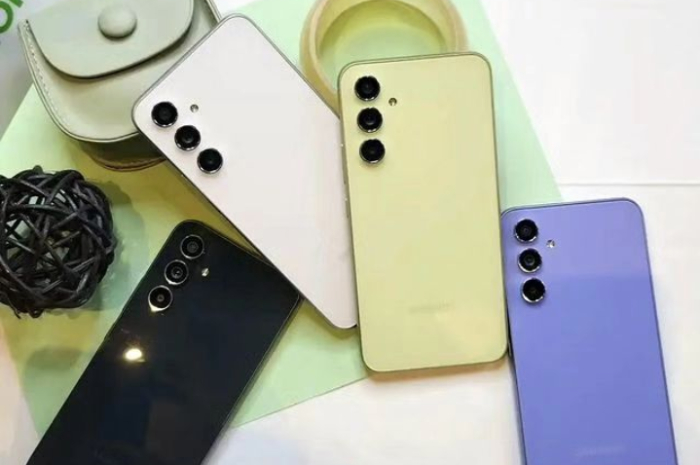 <p>Ket. Foto: Varian Warna HP Samsung A54 5G yang Ditawarkan, Klik untuk Melihat Perbedaan Spesifikasi Samsung A54 5G dengan Oppo Reno9 5G (Foto/Instagram/@alburj.center/@ruby_gadgetsandmore/@nguyennhatpao/@technodreno)</p>
