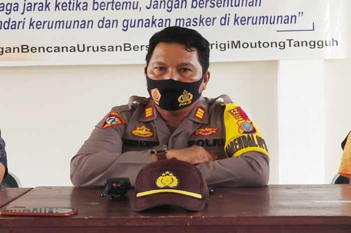 <p>Kabag OPS Polres Parimo, AKP Junus Achpah, saat konferensi pers terkait perkembangan data covid 19, di Sekretariat Satgas Parimo, Kamis 7 Desember 2021.</p>
