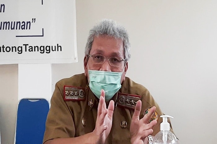 <p>(Foto: Kadinkes Parimo, dr Agus Suryono Hadi saat press conference terkait kebijakan gratis covid-19, GemasulawesiFoto/Rafii)</p>
