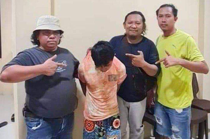 <p>Ket. Foto: Pelaku yang Tega Menghabisi Anak Kandungnya Sendiri Sudah Ditangkap oleh Keamanan Kepolisian (Foto/Facebook/jokbangka)</p>