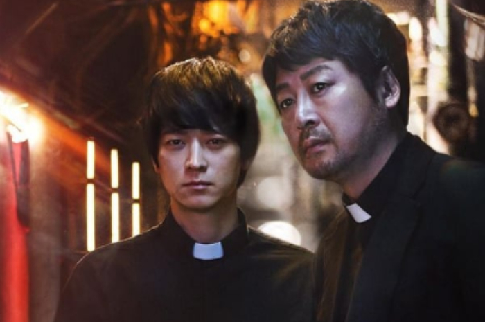 <p>Ket Foto: Kang Dong Won saat membintangi film The Priests bersama Kim Yun-seok (Foto/Instagram/@jdh2523)</p>