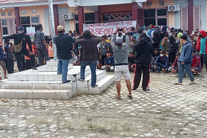 <p>Ket Foto: Aksi Demonstrasi Warga Tolak Keberadaan Tambang Berbuntut Penyegelan Kantor Camat Kasimbar. (Foto/Akun Facebook Syukur)</p>
