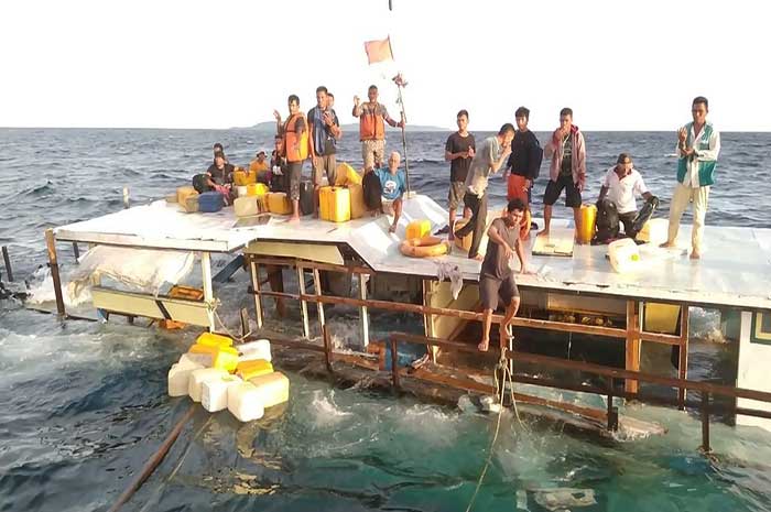 <p>Foto: Kapal Asal Taliabu Tenggelam di Banggai Laut, Sulteng. Minggu 4 April 2021/Ist.</p>
