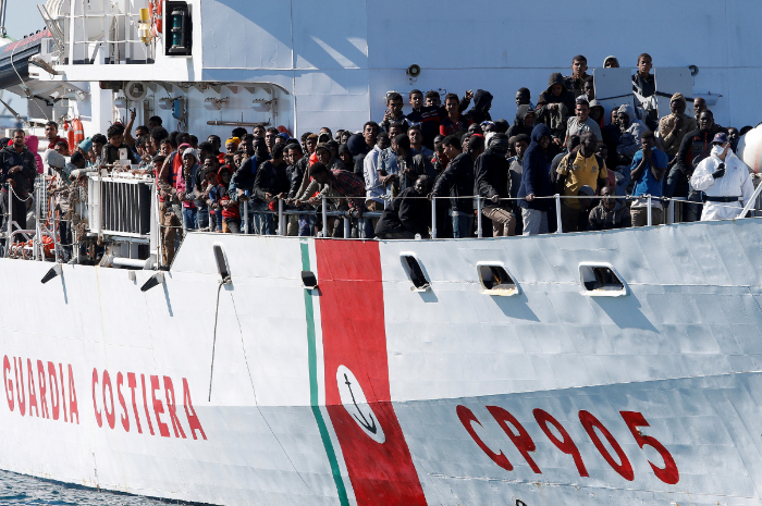 <p>Keterangan Foto : Kapal migran yang berhasil diselamatkan di Italia, (Foto:/Twitter/@crispianbaler)</p>
