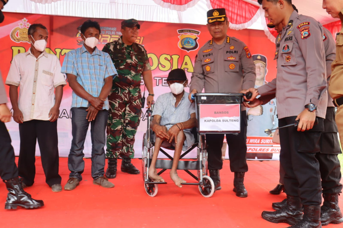<p>Ket Foto: Karo SDM Polda Sulteng salurkan bantuan kepada warga Buol. (Foto/Humas Polda Sulteng)</p>
