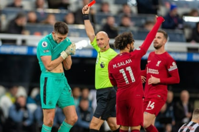 <p>Keterangan Foto: Kartu merah yang diberikan kepada Pope Saat Pertandingan Melawan Manchester United, (Foto:/Twitter/ Vagelisgeorgariou )</p>
