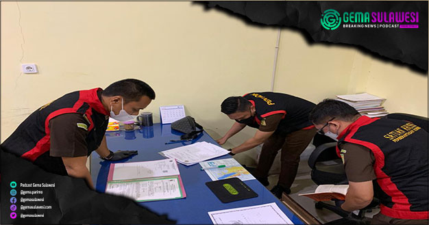 <p>Ket Foto: Tim Kejaksaan Tinggi Sulawesi tengah saat melakukan penggeledahan di kantor BPN Kota Palu beberapa waktu lalu. (Foto/Humas Kejati Sulteng)</p>
