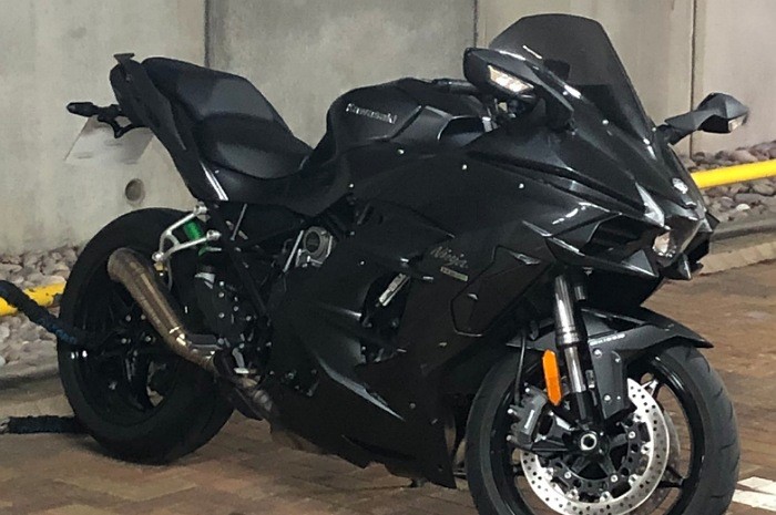 <p>Ket Foto: Foto dari motor Gede, Kawasaki Ninja H2 SX yang sangat gahar (Foto/Twitter/williax)</p>
