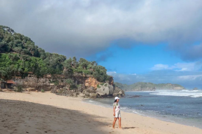 <p>Ket foto: Kemegahan wisata Pantai Sanglen Yogyakarta, cantiknya bikin sulit berpaling (Foto/Instagram/olen_smith)</p>
