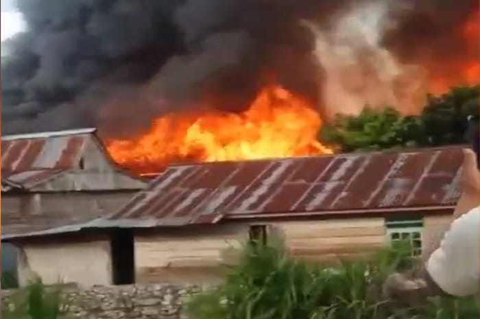 <p>Foto: Kebakaran Hanguskan Tujuh Rumah di Tolai, Parimo, Sulteng. Sabtu 20 Februari 2021.</p>