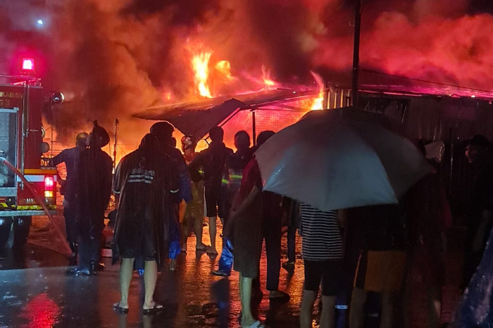 <p>Ket Foto: Pasar Sentral Makassar terbakar, ratusan kios hangus dilalap si jago merah. (Foto/Facebook Nasaruddin Hafidz Hafidz)</p>
