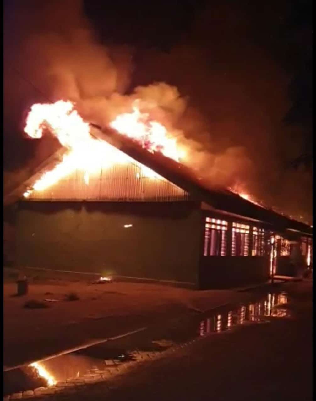 <p>Pesantren Lampoko Terbakar- Diduga akibat korsleting listrik, pesantren Lampoko Kabupaten Polman Sulawesi Barat terbakar, pukul 19.18 WITA, Sabtu 18 Januari 2020. GemasulawesiFoto/Fauzan.</p>
