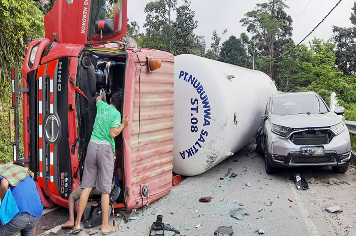<p>Foto: Kecelakaan beruntun di Kebun Kopi Palu-Parigi Moutong.<br />
Truk Milik Pertamina Terguling di Km 11 Kebun Kopi Palu-Parigi Moutong. </p>
