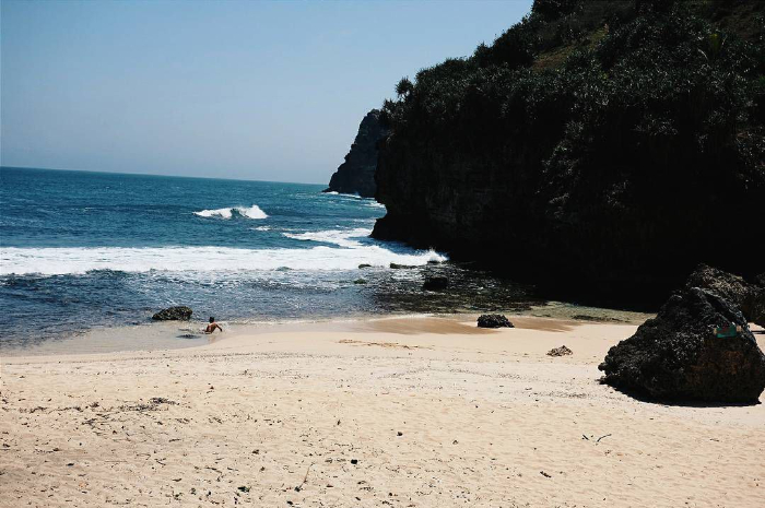 <p>Ket foto: Refreshing di wisata Pantai Ngetun Yogyakarta, lepaskan segala penat (Foto/Instagram/bisatyoargya)</p>
