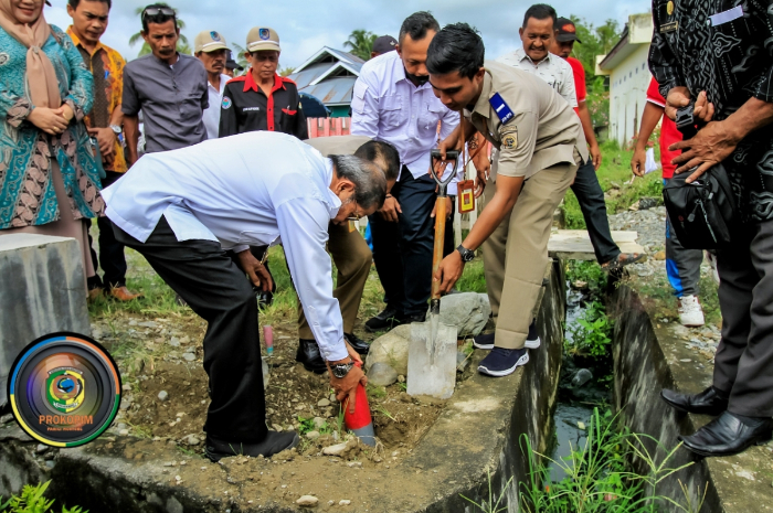 <p>Ket Foto: kegitan tanam sejuta patok batas oleh Wabup Parimo Badrun Ngai (Foto/Prokopim Kabupaten Parimo)</p>
