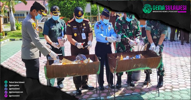 <p>Ket Foto: Kejari Parigi Moutong lakukan pemusnahan barang bukti dari 41 perkara (Foto/Facebook Kejari Parigi Moutong)</p>

