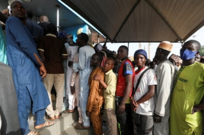 <p>Keterangan Foto: kelangkaan uang tunai terjadi di Nigeria menyebabkan banyak kerusuhan, (Foto:/Twitter/adelaje)</p>
