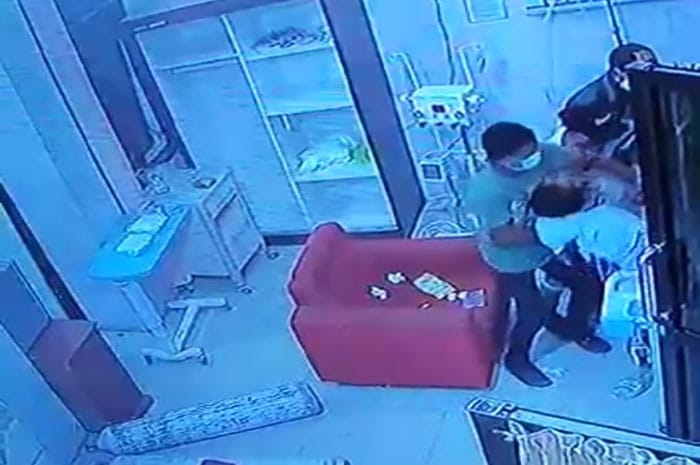 <p>Foto: Capture Rekaman CCTV Keluarga Pasien rusak rumah sakit di Parimo.</p>
