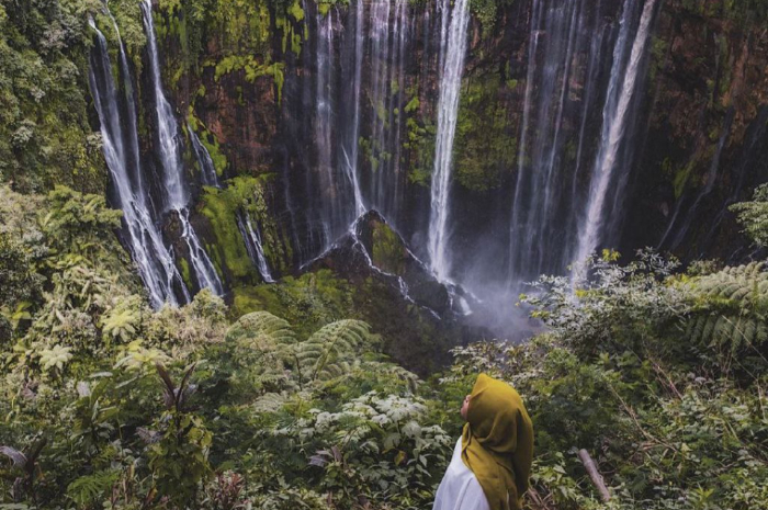 <p>Ket foto: Menakjubkannya wisata Air Terjun Tumpak Sewu yang ada di Lumajang (Foto/Instagram/verniars)</p>

