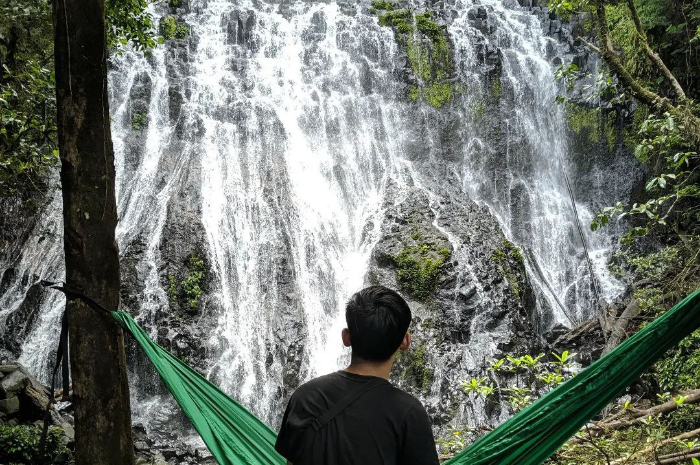 <p>Ket foto: Merasakan kesegaran air di wisata Riam Mabeh Kalimantan Barat (Foto/Instagram/___kris02)</p>
