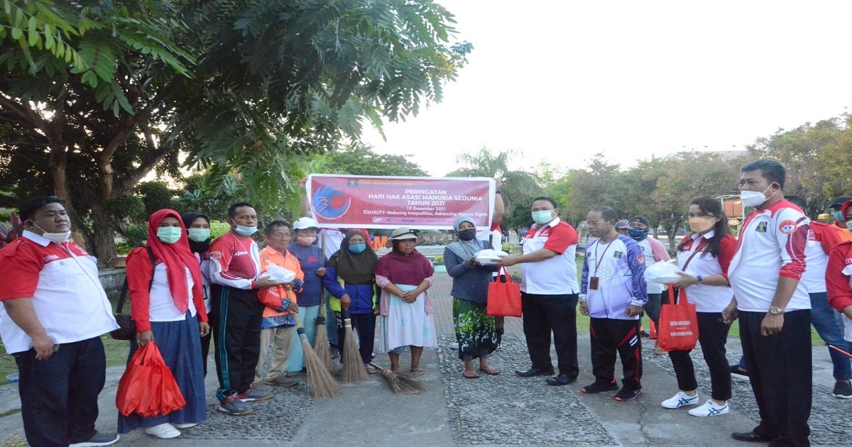 <p>Ket Foto: Pembagian parsel alat kesehatan kepada masyarakat di sekitar lapangan kantor walikota Palu (Vatulemo). (Istimewa)</p>
